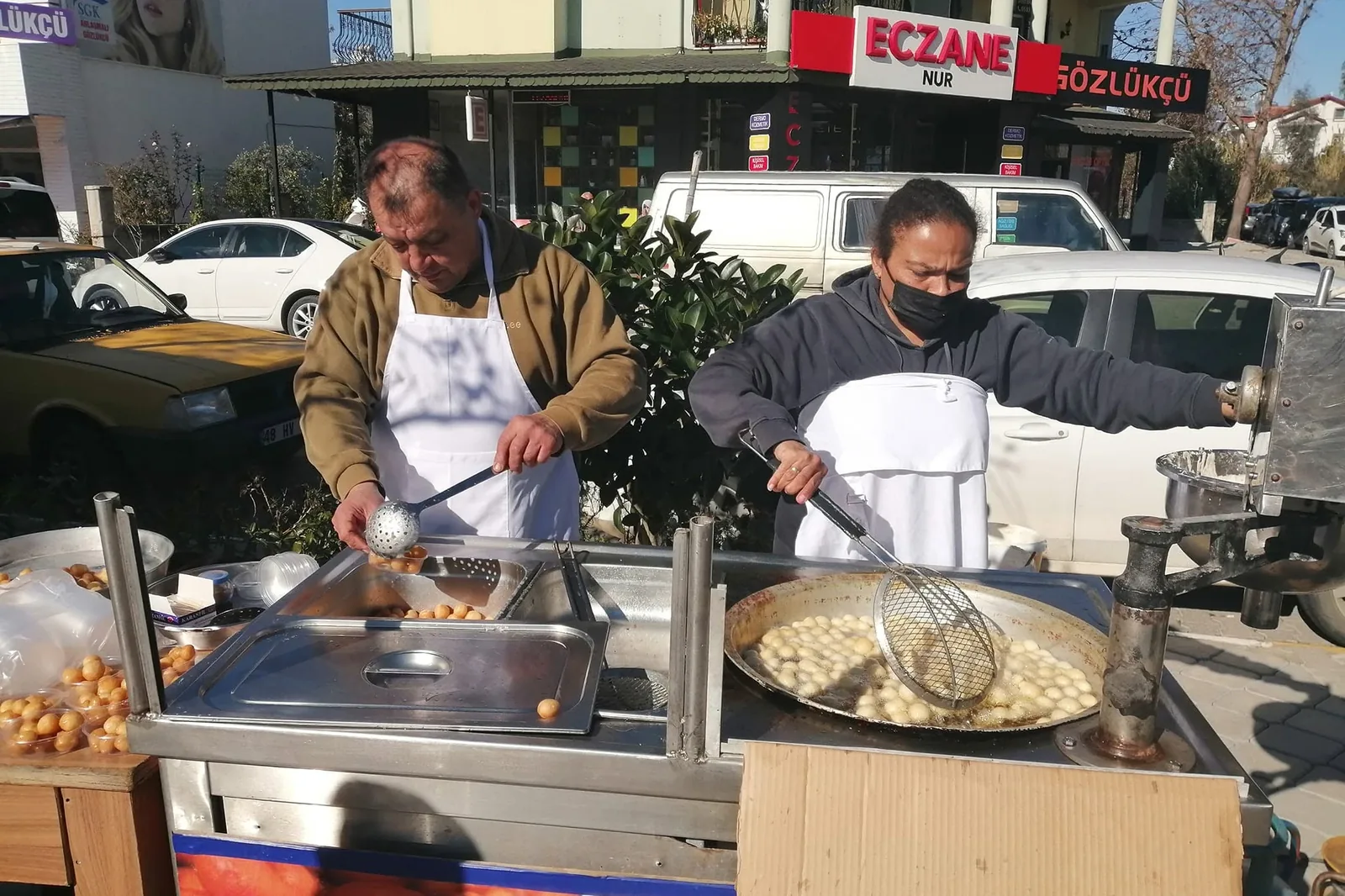 Lokmacı Mustafa'nın tezgâhında sokakta taze kızartılan sıcak lokma