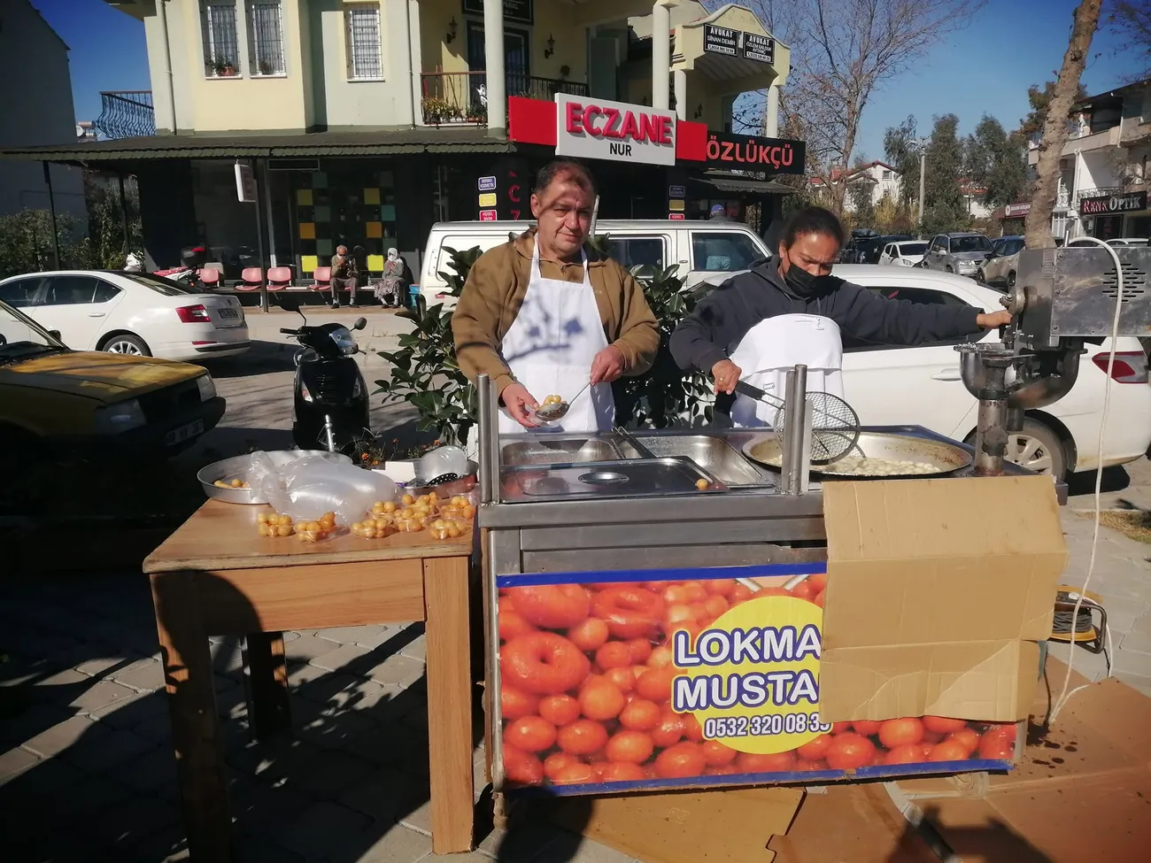 Lokmacı Mustafa ekibi lokmayı kızartıp şerbetlerken