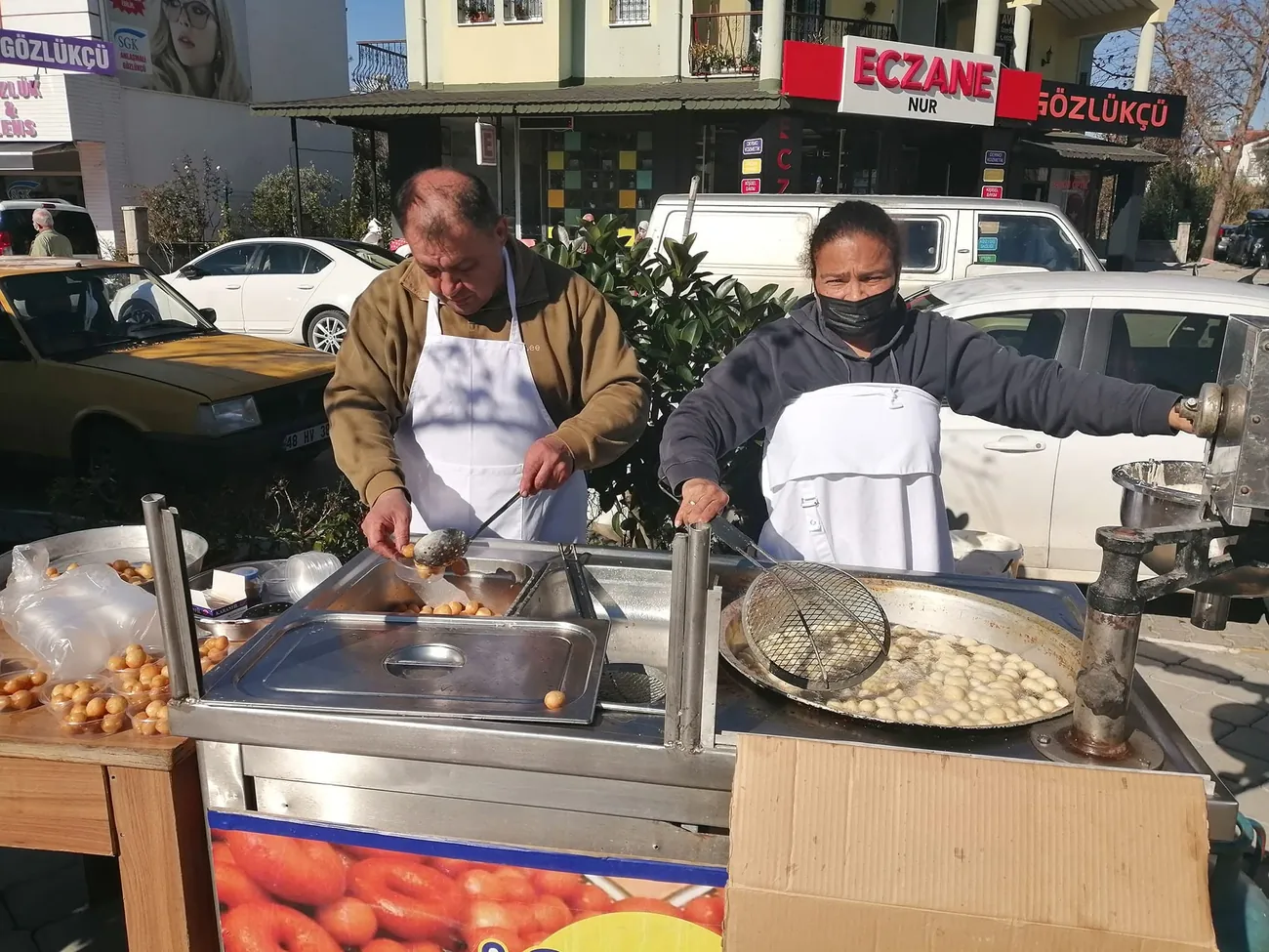 Tezgâhta kızaran taze lokmalar