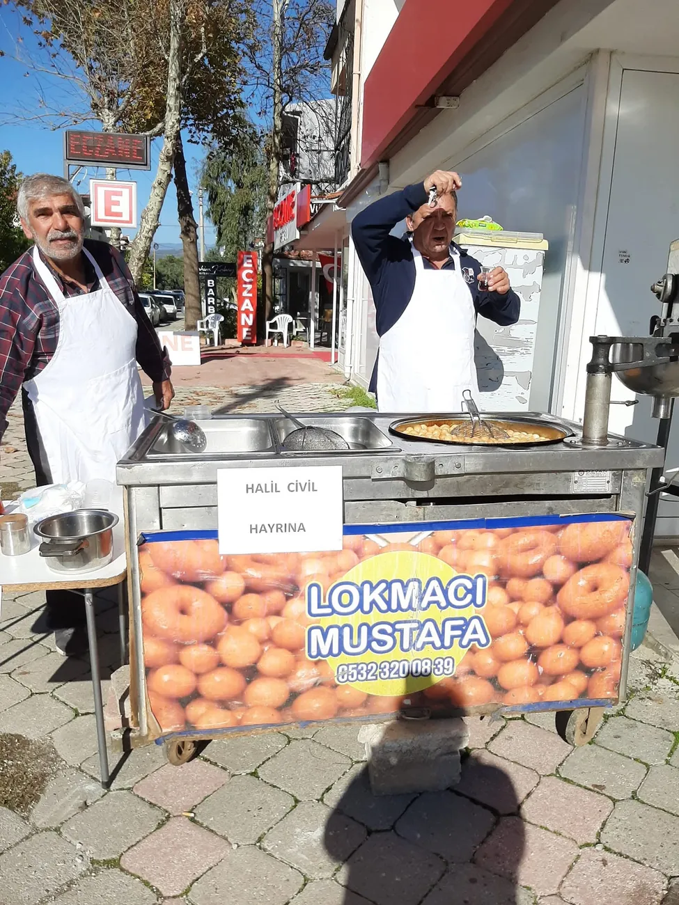 Hayır için kurulan Lokmacı Mustafa lokma tezgâhı